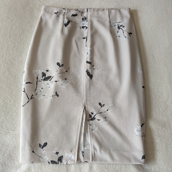 Dynamite Floral Skirt - Picture 1 of 6